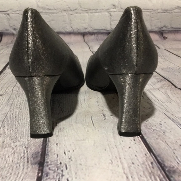 Stuart Weitzman 9N silver sparkle fabric covered leather sole heels - Picture 5 of 10